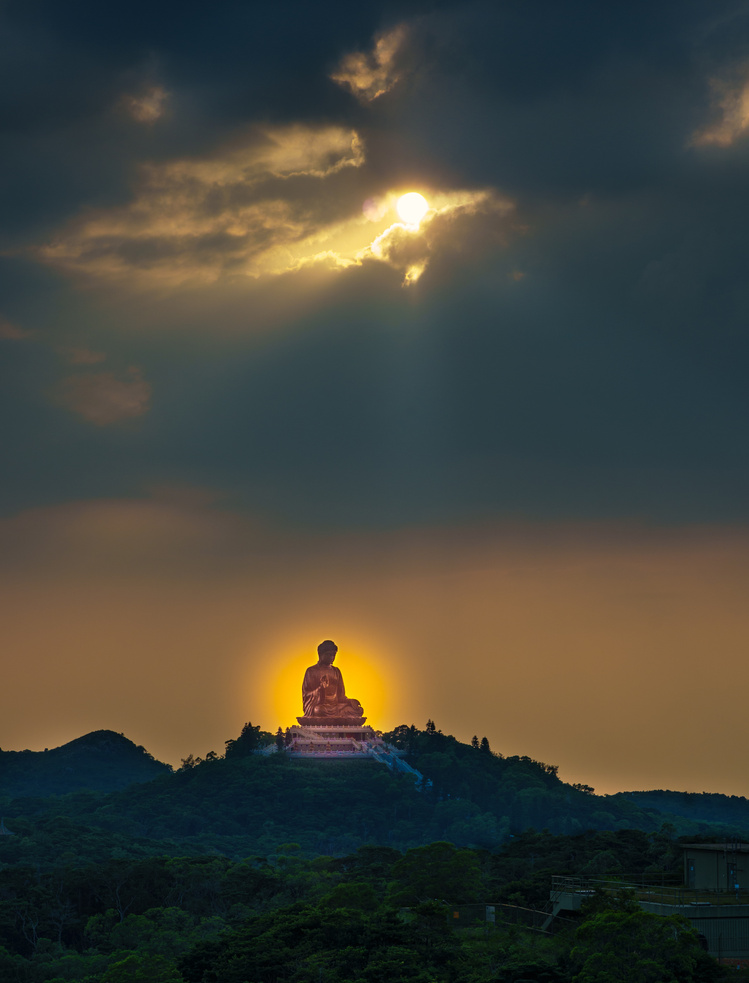 Buddha light manifests
